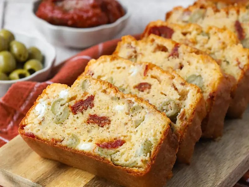 Cake tomates séchées, olives vertes et feta