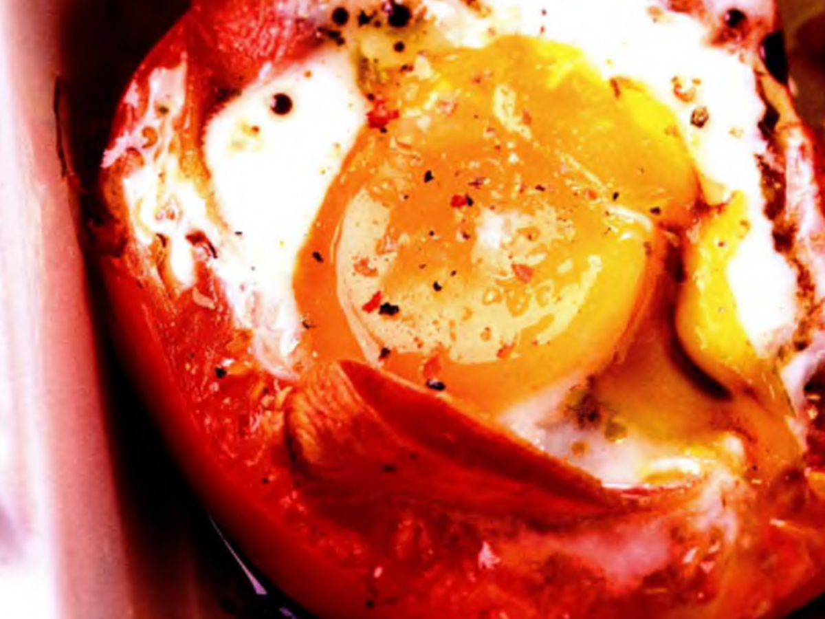 Grosses tomates cuites aux œufs