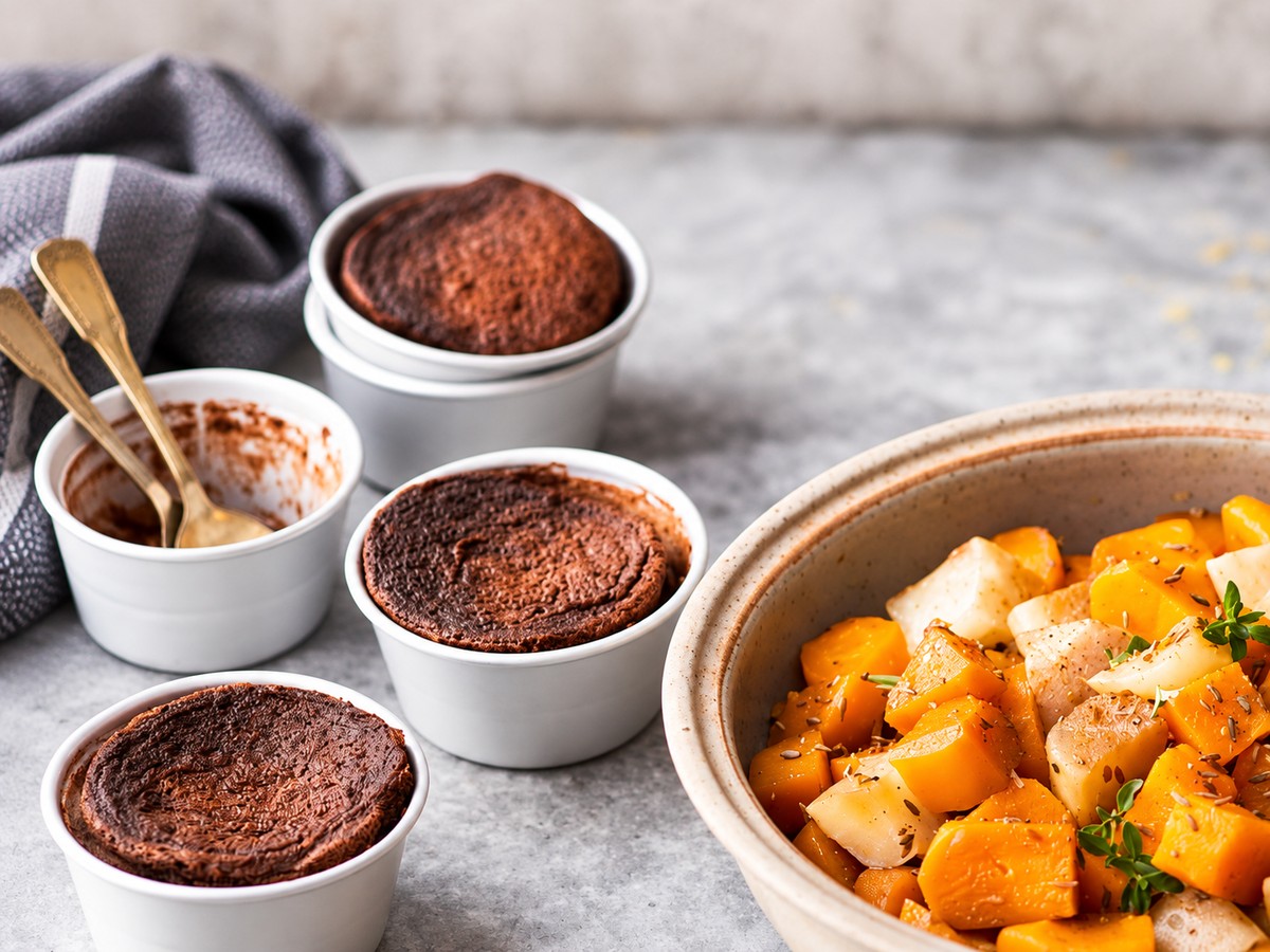 Légumes aux épices, semoule et fondant au chocolat vapeur
