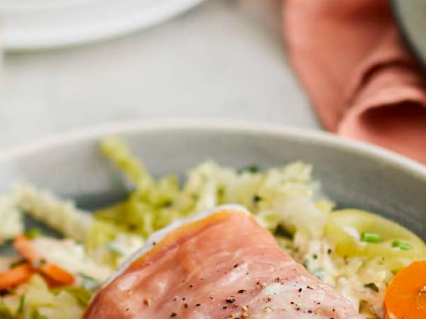 Papillote de poisson au jambon cru, petits légumes et gâteau vapeur à la vanille
