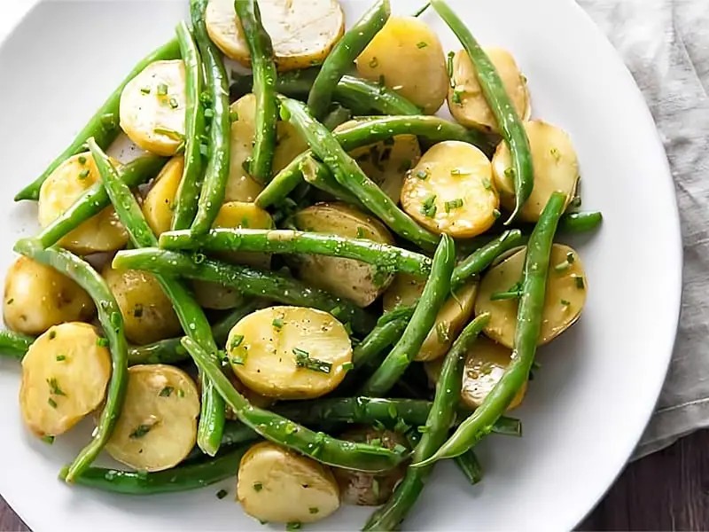 Pommes de terre et haricots verts à l’ail et au persil