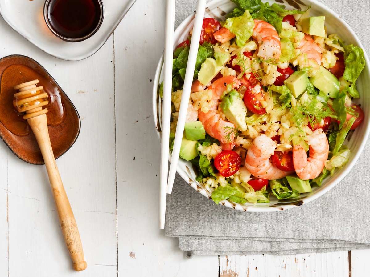 Salade de crevettes au fenouil, chiffonnade de salade et tomates cerise